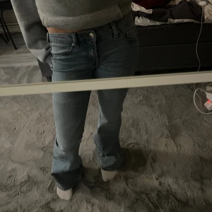 Ljusblå bootcut jeans - Långmidjade jeans från hm. De är lågmidjade hela vägen alltså de är väldigt låga även bak de är helt okej stretchiga så ja tror de kan passa nån i 36 oxå men lovar inget 💗