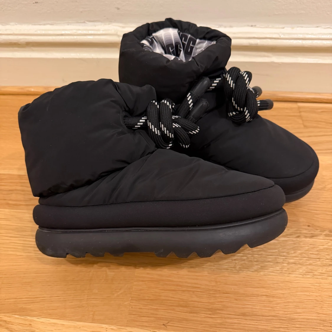 Svarta skor från UGG, strl 39 - 2