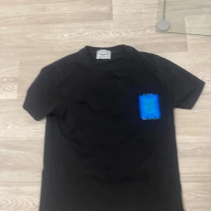 Svart Casablanca t-shirt med blå tryck - Casablanca t-shirt i svart med stort blått grafiskt tryck på ryggen och mindre tryck på bröstet. Klassisk rund hals och korta ärmar. Materialet är mjuk bomull, perfekt för en chill och stilren look. Den har lite defekt sol märks inte så mycke om man kollar noggrant på bild 3 och 5. Storleken är S men passar också M. Ny pris går för 2500 mitt pris 400. Pris kan diskuteras. Om du undrar den lilla minsta fundering det är bara skriva till mig. 