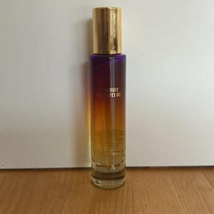 Cherry Smoothie Eau de Parfum - Cherry Smoothie från Zara är en Eau de Parfum i en stilren flaska med guldlock. Perfekt för dig som vill ha något unikt och trendigt i din samling. Volym: 80 ml.