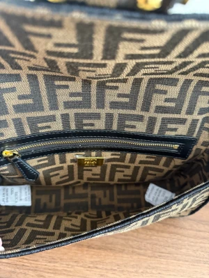 Axelväska  - Helt ny all skyddsplast sitter kvar, box medföljer inte äkta