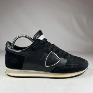 Philippe Model - Säljer dessa Philip Model TRPX i svart/vit färg. Skorna är i super skick och har använts med omsorg samt konstant tvätt efter användning. Skoboxen följer inte med. Nypriset ligger omkring 4000kr, och priset går att pruta. Hör av er ifall ni har funderingar!