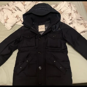 Moncler Jacka - Säljer en snygg mörkblå dunjacka vintage från Moncler. Jackan har en quiltad design med dragkedja och knappar framtill. ✔️Äkthetsbevis ✔️FlerBilderFinns ✔️Stockholm ✔️Fraktas/Möts ✔️pris kan diskuteras! Och Byten!