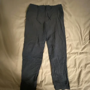 Linnebyxor Selected Homme - Snygga mörkblå linnebyxor från Selected Homme i storlek S. Har något hål vid ena fickan men annars perfekta 