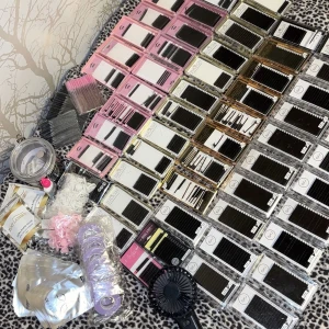 Stort kit för fransförlängning som fransstylist - Säljer ett komplett kit för fransförlängning med massor av svarta och mixade fransar i olika längder, lim från XLNT Lashes, remover från GlamLash och flera borstar i svart och rosa. Har även fler närmare bilder på alla produkter som syns i första bilden, hör av er om ni vill ha bilder på de. Perfekt för dig som fransstylist eller dig som vill göra fransar hemma proffsigt🤩säljs helst som ett kit men går även att köpa vissa produkter separat💞