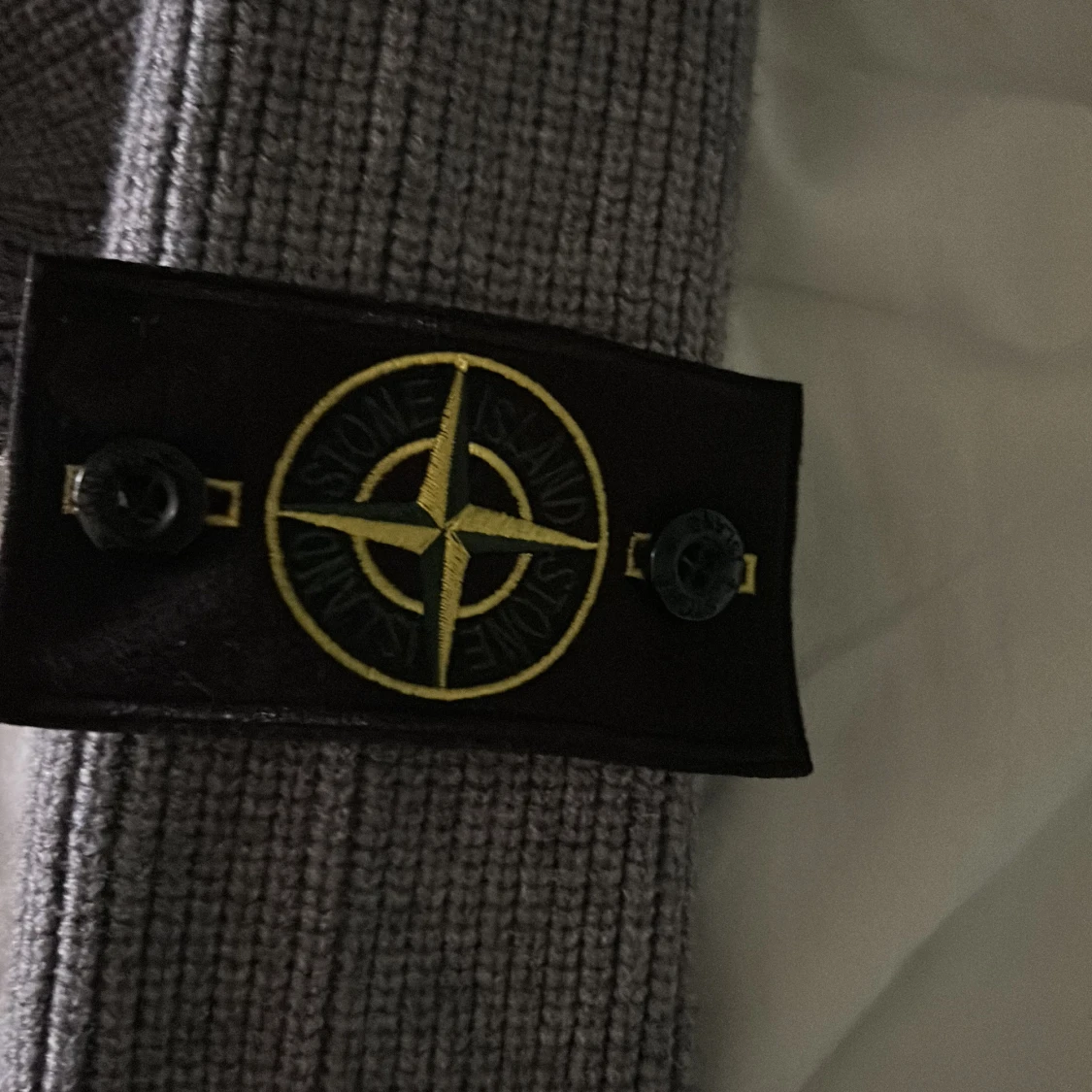 Grå stickad hoodie från Stone Island - 3