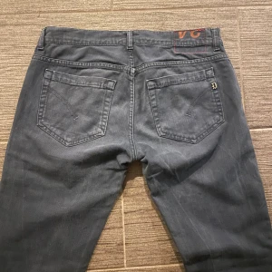 Dondup George Jeans - Säljer dessa feta Dondup George Jeansen!             | Storlek 34 | Skick 9/10 | Modell George |                Mått : Längd 104cm, Midja 45cm, Låret 25cm, Knät 21cm, Öppningen 17cm 