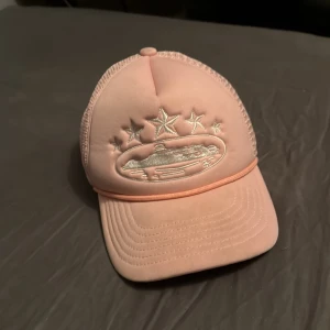 Rosa Corteiz keps med mesh och broderi - Rosa Corteiz keps som går att ändra på storleken.