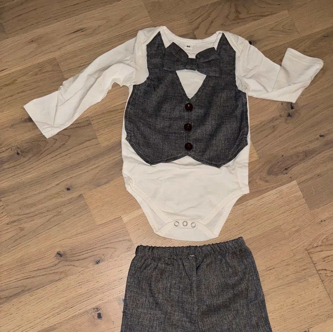 Festlig babykostym Grå kostymset med fluga för barn - 1