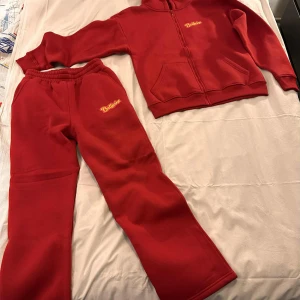 NYTT Ballerina set byxor och tjocktröja strl M - Tröjan är lite större overeized,  byxorna är lite tajtare   Endast upptaget för foto samt testat