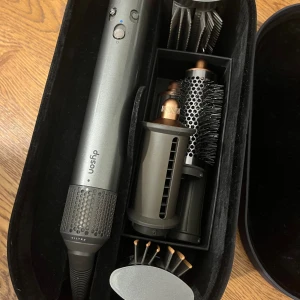 Dyson Airwrap - Jag säljer min Dyson Airwrap då jag inte anvömder den så mycket, har haft den i ett halv år så ganska ny. Inget fel på den eller några skador, mest använt hårfönen när jag väl använt den så de andra verktygen till den är knappt använda. Upptäcker man fel på den får man pengarna tillbaka. Kan skicka fler bilder och gå ner i pris.