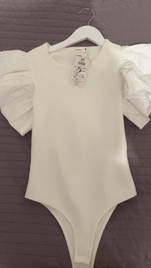 Body - Body från reseved med detaljer på ärmarna, aldrig använd med prislapp på! storlek xs.                    pris kan diskuteras