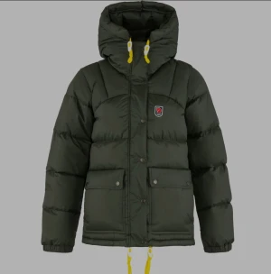 Fjällräven expedition down jacket🥰 (SÖKER) - SÖKER!!! Söker en fjällräven expedition down lite jacket helst i olivgrön färg men spelar inte så stor roll🥰  Hör gjärna av er om ni har nån liknande, kan tänka mig betala ganska bra pris! Storlek XXS/XS/S 