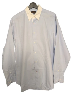 Blå skjorta med vit krage Ben Sherman - Snygg ljusblå skjorta från Ben Sherman med kontrasterande vit krage och vita knappar. Klassisk design med lång ärm och rak passform, perfekt för dig som gillar stilrena detaljer. Skjortan är gjord i mjuk bomull som känns skön mot huden.