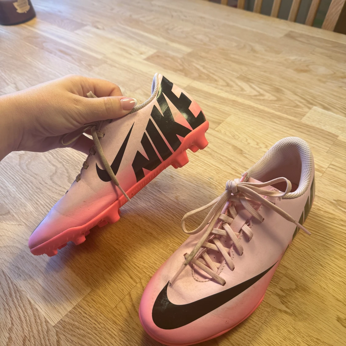 Rosa Nike fotbollsskor med snörning - 3