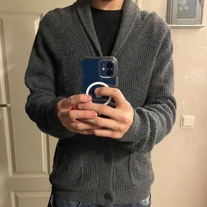 Grå kofta - Grå kofta från dressman i storlek M, mycket bra skick inga defekter, hör av er vid mer bilder eller frågor pris kan diskuteras 