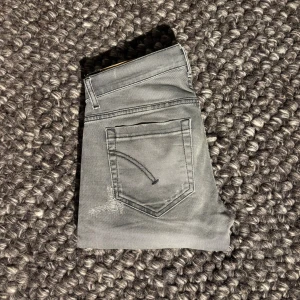 Dondup George Jeans - Dondup George Jeans i skick 9.5/10 (som nya). Jeansen är i storlek 30. Pris kan diskuteras vid snabb affär