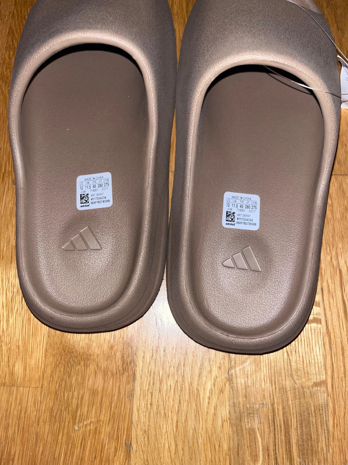 Adidas bruna slides med räfflad sula - 1