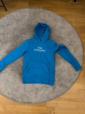 Peak performance hoodie Barn - En fin hoodie i storleken 150 barn som jag hittat i min garderob som jag vill bli av med, inga hål eller andra defekter. Hör av dig vi frågor!