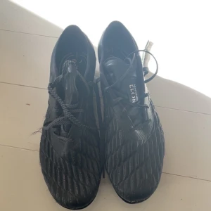 Fotbollsskor  - Säljer ett var under armour fotbollsskor. Hyfsat bra skick man ser att dem är använda men inte speciellt tragiska och håller att bra tag till. Använda typ tre månader! Storlek 42 