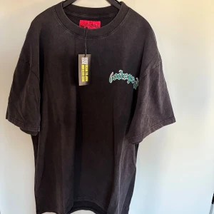 Svart Godspeed t-shirt med tryck - Cool svart t-shirt från Godspeed med stort grafiskt tryck på ryggen och mindre logga på bröstet. Oversized passform och tillverkad i mjuk bomull. Perfekt för dig som gillar streetwear och unika prints.