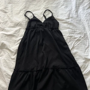 Svart klänning - Svart klänning med super fin passform💕använd fåtal gånger!