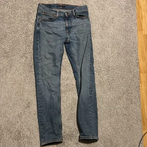 Nudie jeans 28:30 lost orange lean dean - Snygga blå nudie jeans använda 6 månader utan några fel och luktar normalt 