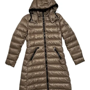 Moncler Moka  - MONCLER MOKA LONG DOWN JACKET Märke: Moncler Kön: Dam Skick: Mycket fint skick Kategori: Vinterjacka Storlek: 1 (S) Material: Polyamid Medföljer: Endast jackan Estimerat butikspris:	19 795kr Färg:	Beige
