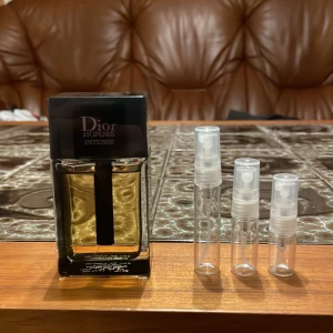 Dior Homme Intense med doftprover - Snygg flaska Dior Homme Intense med tre praktiska doftprover. Perfekt för dig som vill testa eller ta med parfymen på språng. Volym och ingredienser syns ej på bilden.