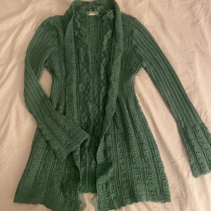 Babydoll kofta - Kofta med spets och fina detaljer i grön färg, strl M men liten i storleken