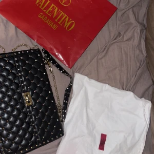 Valentino garvani väska - Fint skick men finns skavanker. Köpte på VINTED sen innan så har inget kvitto eller äkthetsbevis❤️