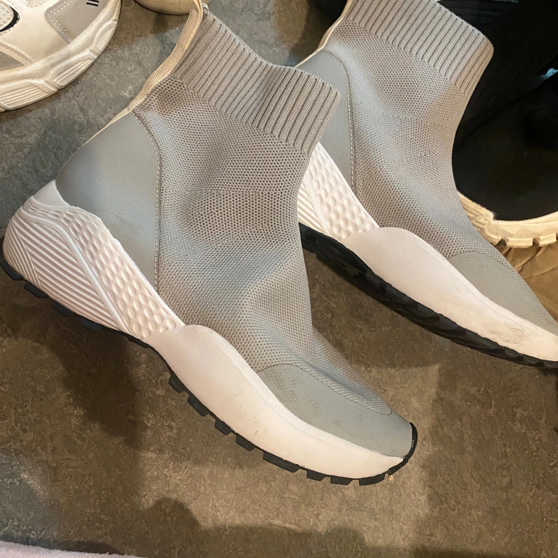 Grå stickade sock-sneakers