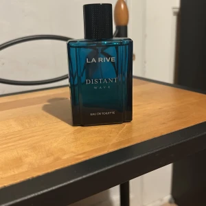 La Rive Distant Wave EdT - Fräsch Eau de Toilette från La Rive med modern look. Perfekt för dig som vill sticka ut med en stilren doft i vardagen. Distant Wave ger en cool vibe och passar dig som gillar att testa nya parfymer.
