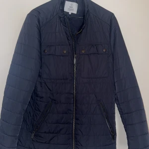 Bläck Jacka - Blå herrjacka från märket Bläck. Väldigt bra skick, storlek M.