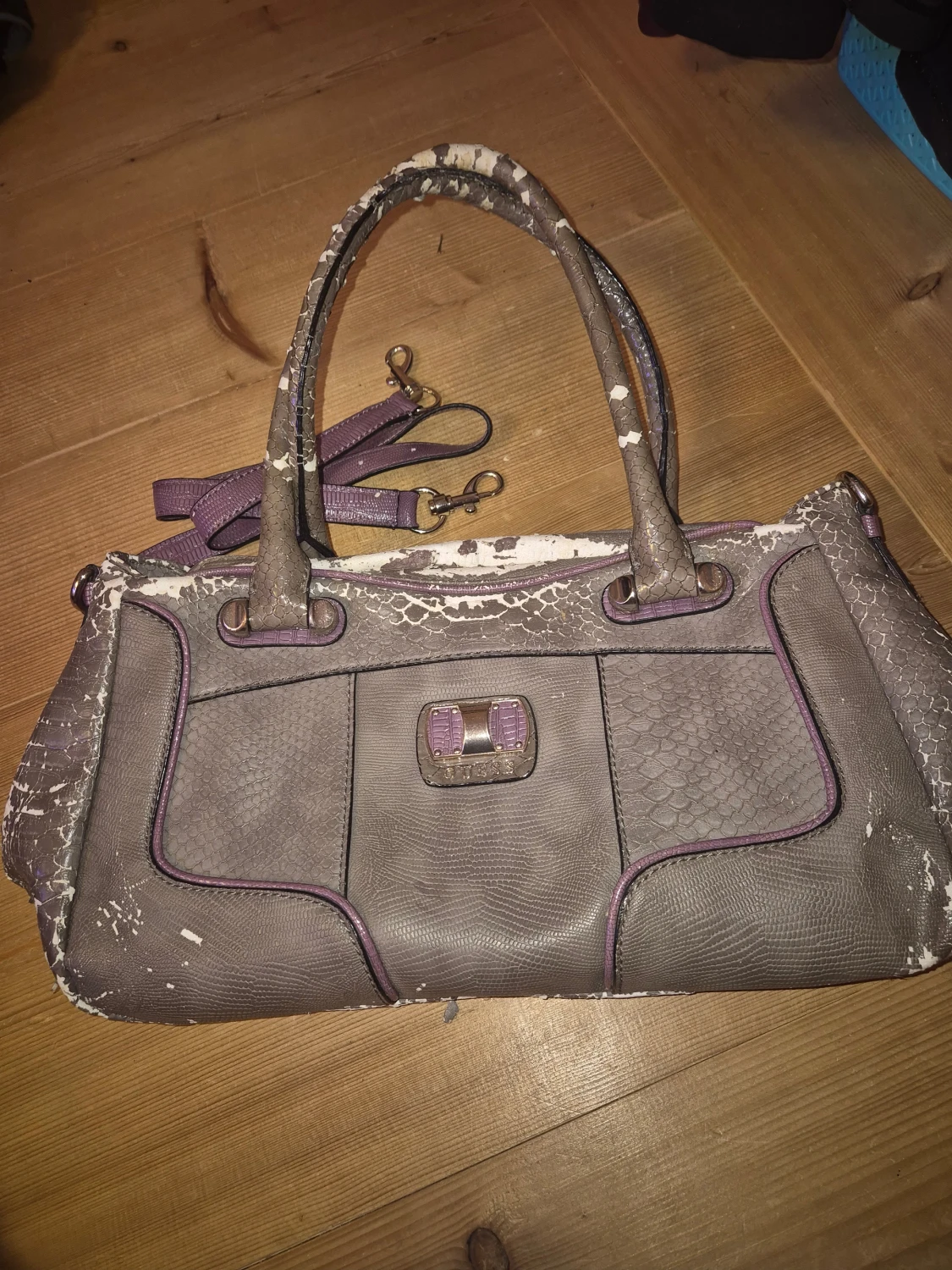 Guess handväska i grått med lila detaljer - 2