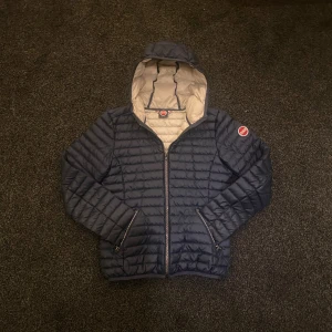 Colmar Jacka - Knappt använd Colmar jacka säljs! Jackan är i mycket bra skick och är i storlek xxs-xs, passar dig som är 150-160 ungefär. Personen på bilden är 163. Skriv vid frågor och funderingar! Priset är ej hugget i sten😇😊
