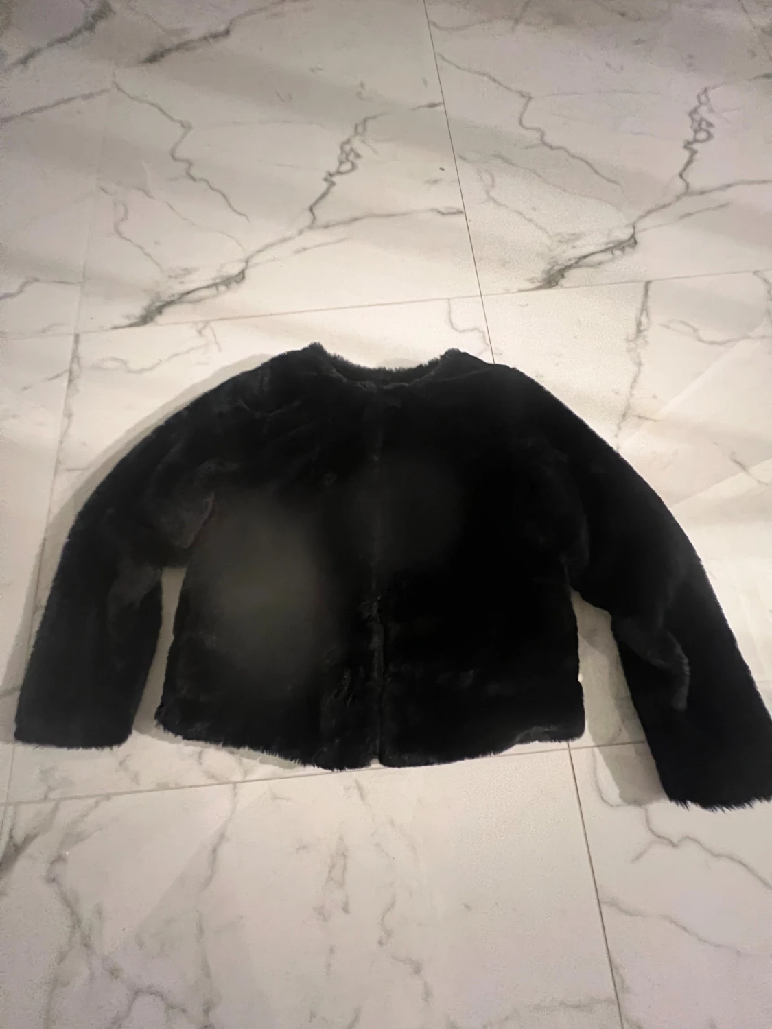 Svart fin pälsjacka med rund hals