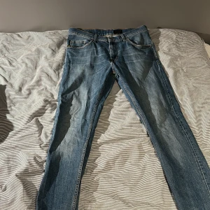 T/J Pistolero blå jeans 33/32 - Blå jeans från T/J i modellen Pistolero. Klassisk femficksdesign med snygga kontrastsömmar och läderpatch bak. Jeansen har rak passform och är tillverkade i slitstarkt denimtyg. Perfekta för dig som gillar en tidlös look. Pris kan eventuellt diskuteras vid snabb affär.