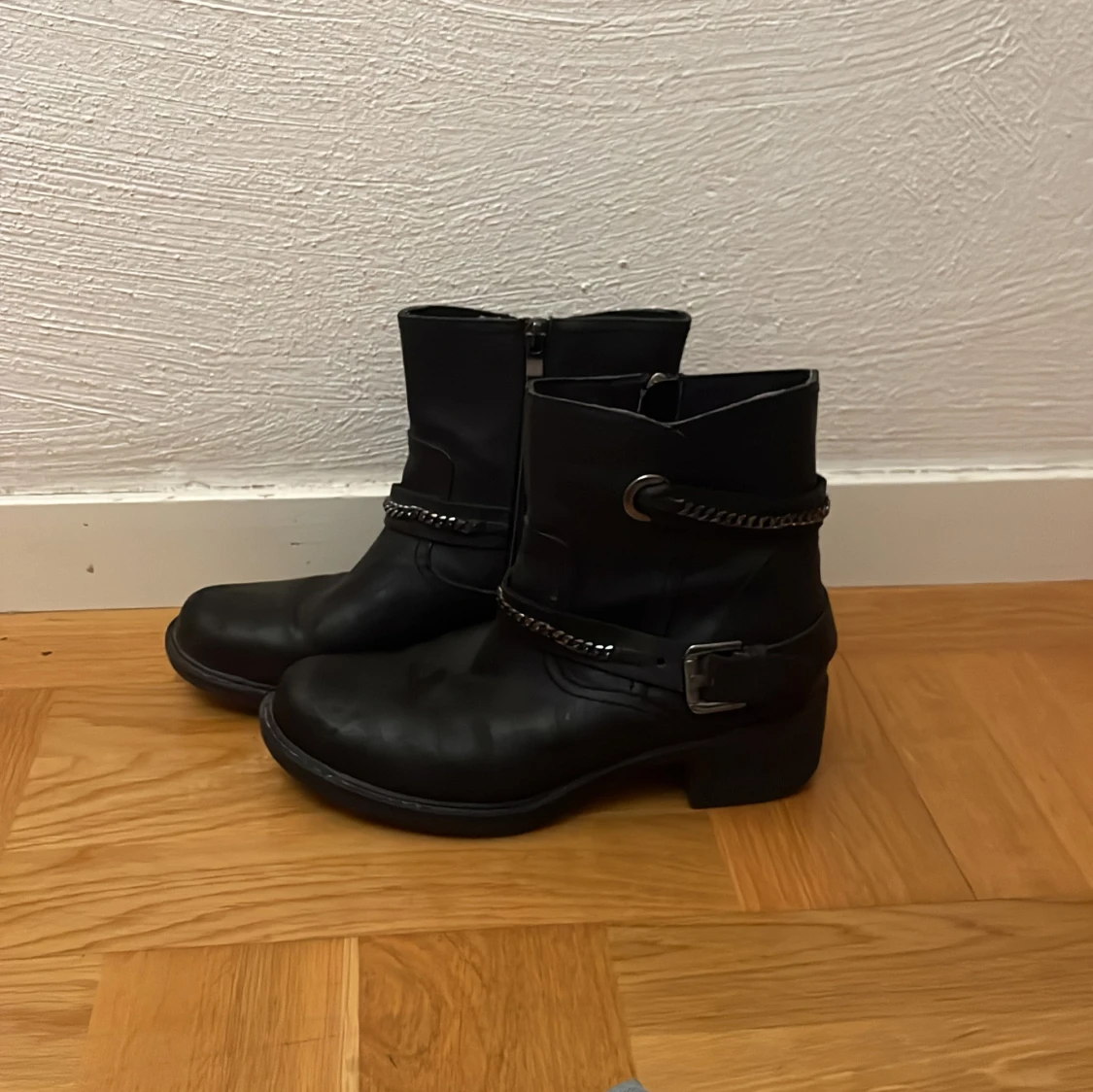 Svarta boots med kedjedetalj
