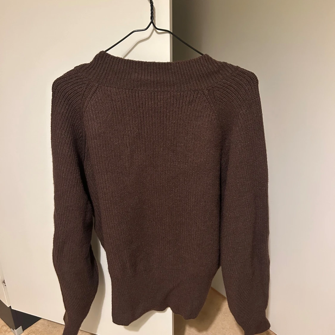 Brun stickad kofta med knappar - 1