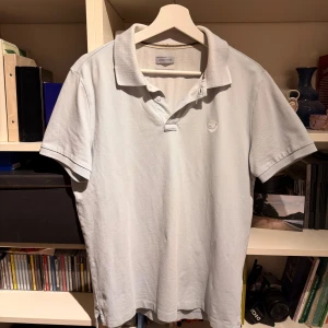 Ljusblå pikétröja från Jacob Cohën - Snygg ljusblå pikétröja från Jacob Cohën.