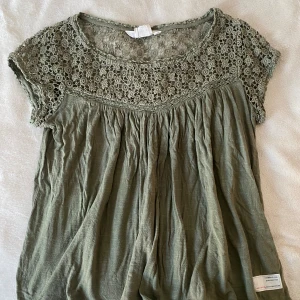 Grön fin tröja  - Litet hål som man ser på bilden