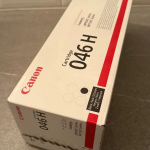 Canon Cartridge 046H Black - Canon 046H svart toner, originalförpackning. Passar bl.a LBP650-serien och MF730C-serien. Oöppnad och i nyskick, perfekt för dig som vill ha hög kapacitet och pålitlig utskriftskvalitet. Nypris ca 1500 kr/styck. 