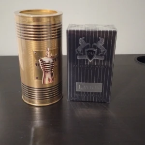 Två exklusiva herrparfymer - Snyggt set med Jean Paul Gaultier Le Male (i ikonisk burk) och Parfums de Marly Layton Royal Essence (125 ml). Perfekt för dig som vill sticka ut med stilrena och lyxiga dofter.