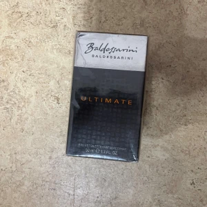 Baldessarini Ultimate Eau de Toilette - Baldessarini Ultimate Eau de Toilette, 50 ml. Tillverkad i Tyskland. Ingredienser: Alcohol Denat., Aqua (Water), Parfum (Fragrance), Ethylhexyl Methoxycinnamate, Limonene, Linalool, Butyl Methoxydibenzoylmethane, Ethylhexyl Salicylate, Citral, Geraniol, Citronellol, Coumarin, CI 19140, CI 15985, CI 60730.