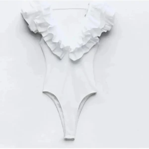 Jätte fin vit body🤍 - Säljer nu min jätte fina vita body den är i storlek S och är jätte fint skick🤍