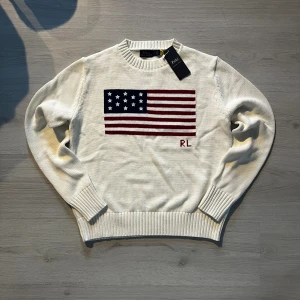 Vit stickad tröja Polo Ralph Lauren - Säljer denna riktigt feta Ralph Lauren hoodie, helt ny med tag. Perfekt till hösten/vintern. Skriv till mig vid fler bilder eller något annat. Pris går att diskutera vid snabb affär 💫