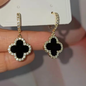 Guld örhängen klöver hoops - Jättefina trendiga timeless hoops örhängen, dem är helt nya. Material i Sterling silver 925. Skickas med en present påse ✨  