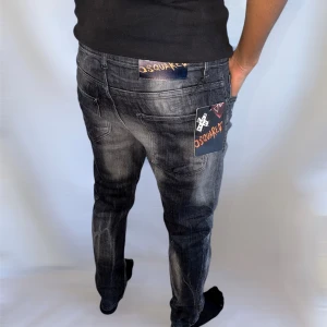 Dsquared 2 jeans strl 48 - Helt nya. Fin replika med grym kvalitét. Modellen är 175cm lång, väger 67 kg. Storlek 48. Pris: 1299kr.Först till kvarn som gäller. Skickas direkt inom 24h