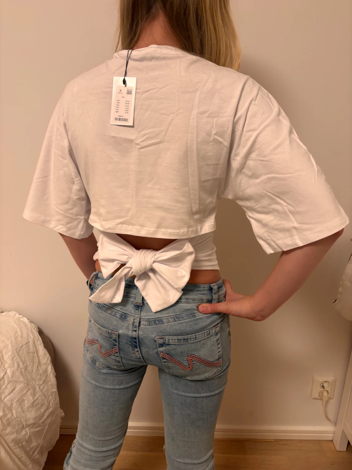 Vit croppad topp med rosett  - 2